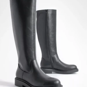 Knähöga stövlar  - Helt nya stövlar utan någon användning alls. Tillhörande box för stövlarna tillkommer🤍