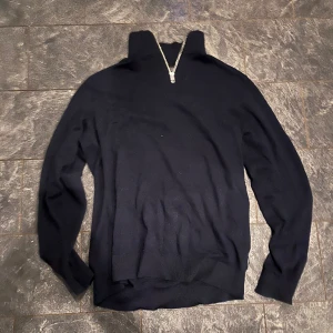 Jack and Jones halv zip  - Skit kön och passar allt från s-m Stretchig och en jövlugt schysst färg  Helt ny bara att den inte passa min stil.
