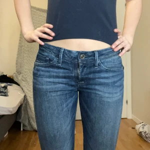 Lågmidjade jeans Gstar - Snygga men avklippta vid benen (kontakta för bilder)😗mina mått finns i profilen (köp gärna via ” köp nu”)
