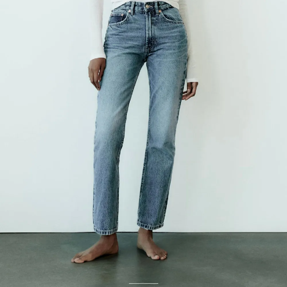 Oanvända zara jeans med prislapp på!!!! Storlek 32. Nypris 389. Säljs för 300. Pris går att diskuteras . Jeans & Byxor.