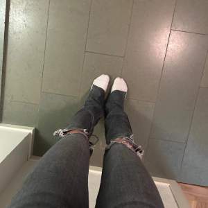 Fina grå bootcut jeans!💞Jag är 163 och de passar perfekt!!💞Inga defekter, har bara inte kommit till användning💞  Inga returer💞