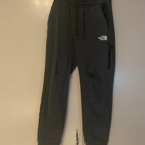 North Face byxor strl s - North Face byxor i strl S använt fåtal gånger 