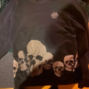 Bra skick bara att några av glitter stenarna låsnatt. Den måste handtvättas - Bra skick 8/10