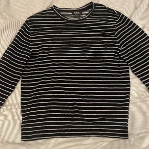 APC Sweatshirt - Här har vi en riktigt skön A.P.C tröja som inte kommit till mycket användning ~ Skick 9/10 ~ Nypris: 3200 ~ Mitt pris: 459 ~ Bara att höra av er om ni har några frågor!!🤗🤗