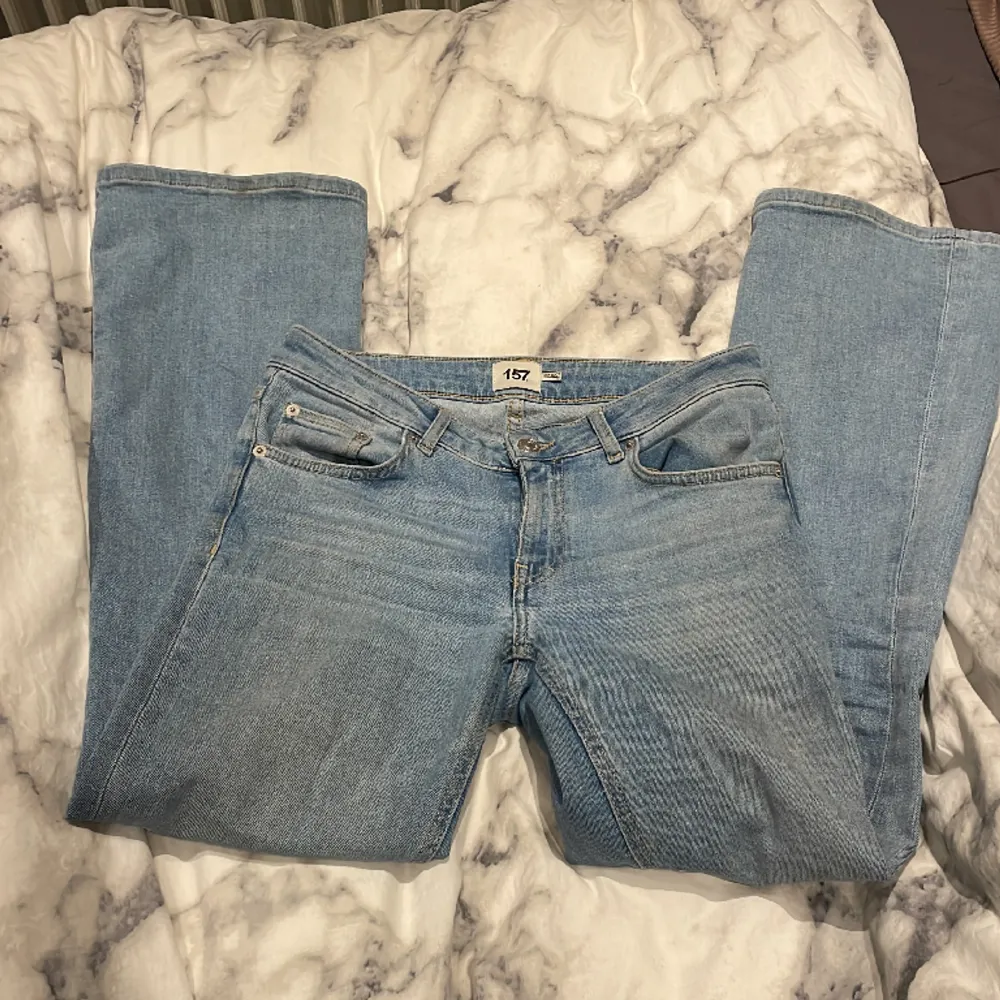 säljer dessa ljusblåa lågmidjade jeans pga ingen användning💓. Jeans & Byxor.