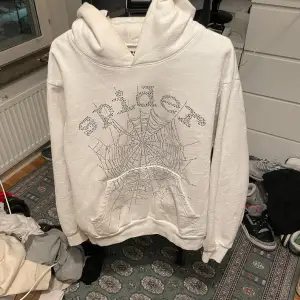 Young thugs spider brand hoodie storlek S med stenar på framsidan, skimmrar mycket fint syns dock dåligt i kamera