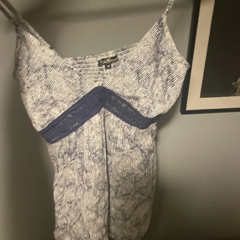 Säljer nu detta jättefina blåa linnet från zalando. Använd runt två gånger och är därför i bra skick. Säljer då det varken kom till användning eller var min stil. Det är min spegel som är smutsig och inte tröjan. Kontakta vid intresse❤️💗. Toppar.