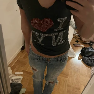 I ❤️ NY - Den är mörkgrå o köptes i new york och den är knappt använd så i jätte bra skick❤️