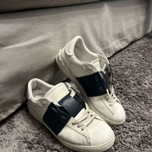 Valentinos  - Riktigt snygga och trendiga navy blue valentino rockstuds. Strl 45 men passar 44. Hör av er vid minsta fundering!