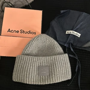 Acne mössa - Säljer min gråa acne mössa💕 så fin o varm! Skriv vid intresse❤️ Mössan har inga defekter! 