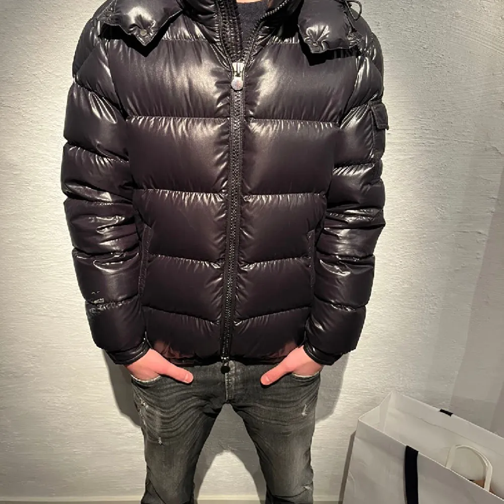 - Svart moncler maya puffer jacket  - mycket bra skick  - jackan är i storlek 3 vilket motsvarar M/L - modellen är 180 - allt og finns med (kvitto, tags, påse) - Hör av er vid frågor eller funderingar!. Jackor.