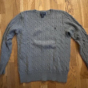 Ralph Lauren - Kabelstickad Ralph Lauren tröja. Mycket bra skick. Nypris: 1000kr Pris: 350kr 