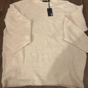 Srickad tröja - Helt ny tröja från lager 157,jag säljer den när jag råkade köpa fel storlek.