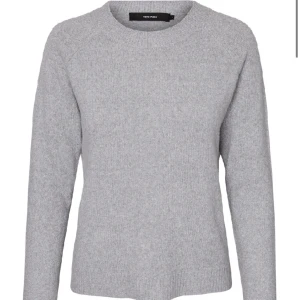 Stickad tröja  - Super fin stickad tröja från vero moda som är använda 3-4 gånger och är i ett bra skick men som tyvärr inte kommer till användning. 