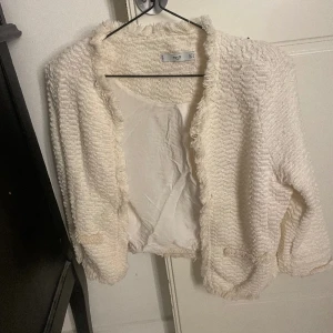 Söt kofta - Jättefin creméfärgad/benvit kofta från Mango med detalj på armarna. Strl S