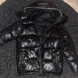 Alessandro Zavetti Jacka - Mycket snygg jacka som är i mycket bra skick 9/10 ! Bara kejdan vid bröset som har hoppat ur men går nog att fixa annars 10/10 💪 