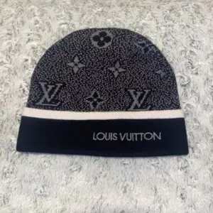 Hej, säljer denna Louis Vuitton mössa, A+ kopia, det. Ny skick för 300 kr, pris kan diskuteras vid snabb affär, hör av er i dm för mer intresse!! 