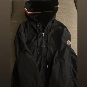Moncler jacka  - säljer en mocnler jacka i storlek 2 den är i gott skick 