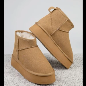 Vinterskor - Säljer dessa ”uggs” med hög sula, aldrig använda. Storlek 39 men skulle säga att de passar en 40 också!🤎🤎