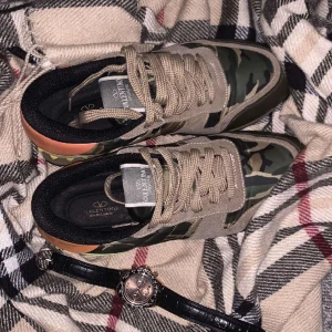 Valentino rockrunner - Unika färger på skorna, men riktigt sköna. Vattentäta och bra, storleken är sann och as chill, skriv om du har nån fråga!