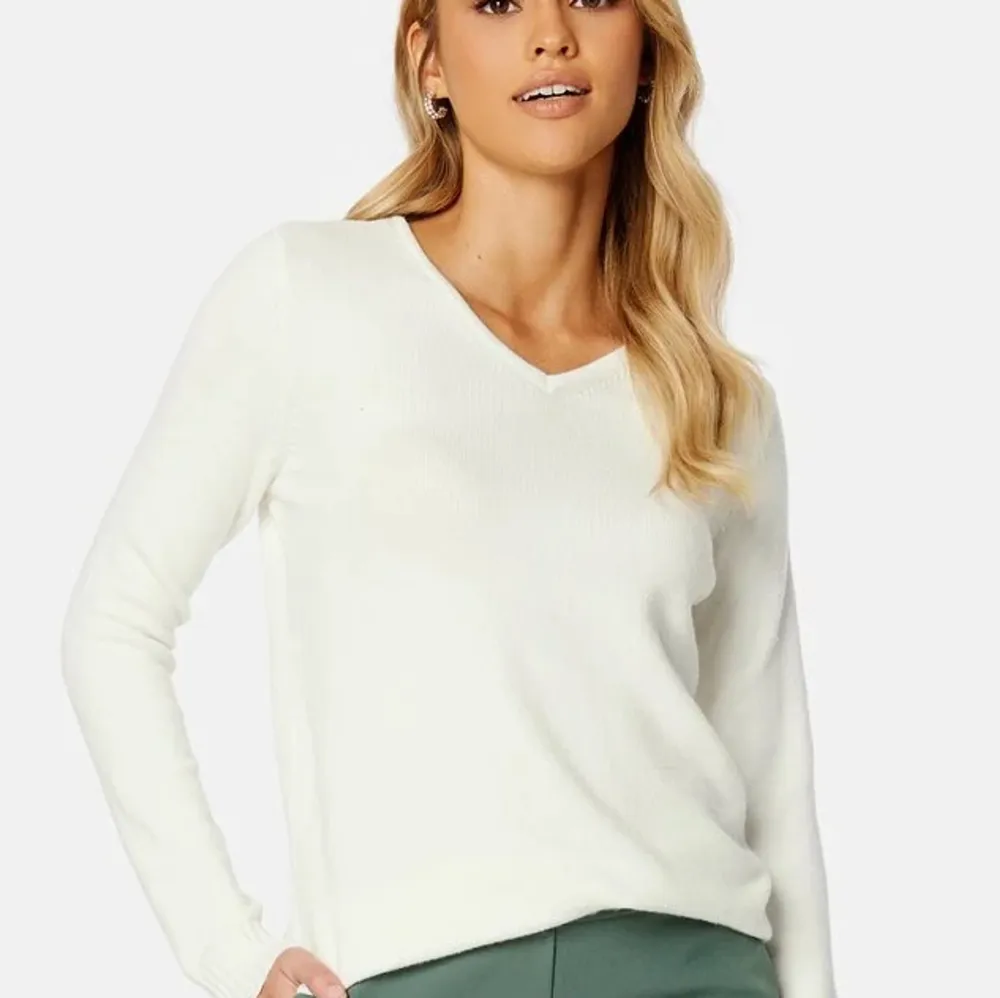 Så fin populär vit stickad tröja med v-ringning från vila!💕säljer då den inte kommer till andvänding💕. Tröjor & Koftor.