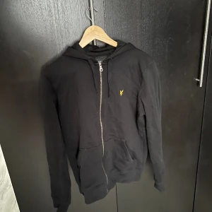 Lyle & scott zip hoodie  - Använd 2 gånger köpt för några månader sedan, storlek s passar även m ganska normal storlek.