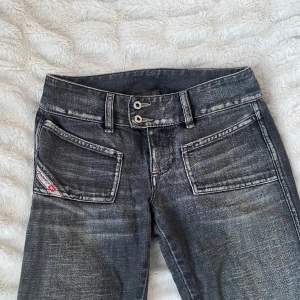supersnygga lågmidjade utsvängda jeans i såå snygg färg😻passar tyvärr inte mig, därför säljer jag! har därför inte några bilder med de på heller💓använd gärna köp-nu!