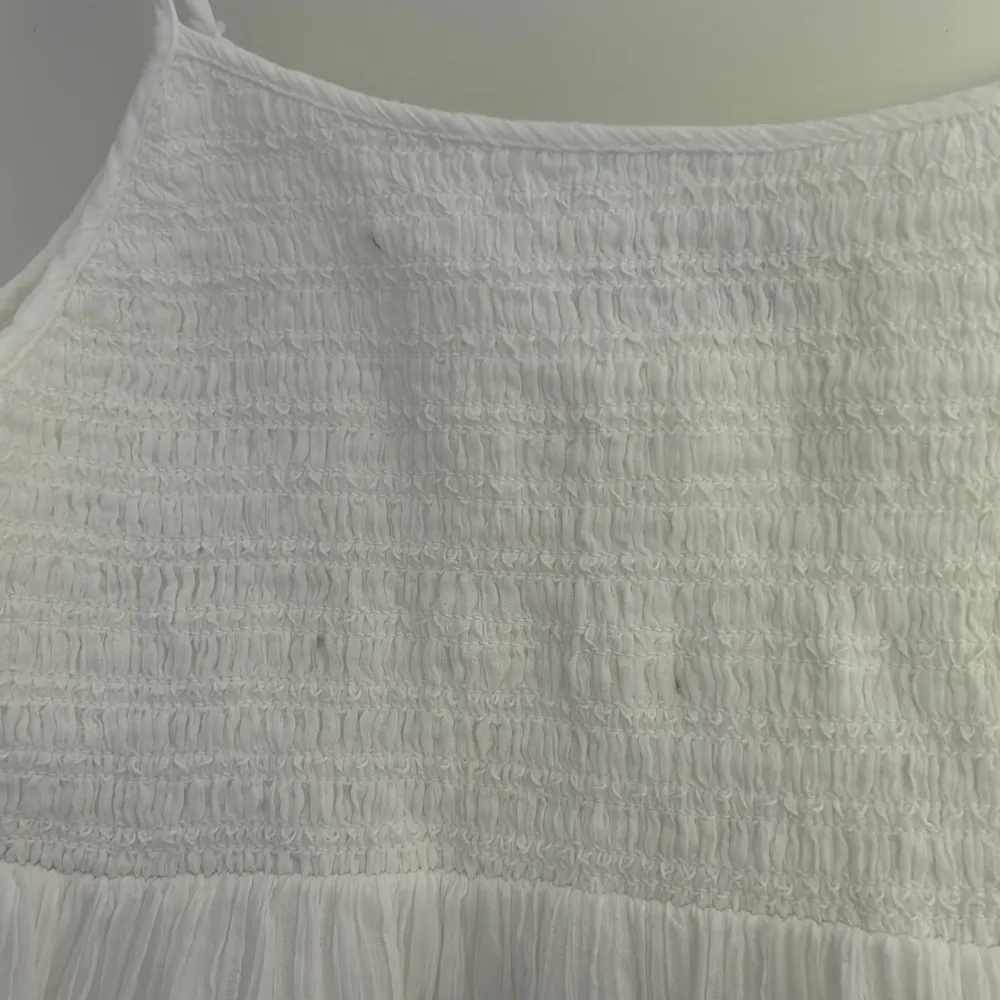 Superfin vit zara klänning i storlek M. Den har dock tre små gråa fläckar högst upp, något som dock inte märks när man har på sig den, men därav priset. . Klänningar.