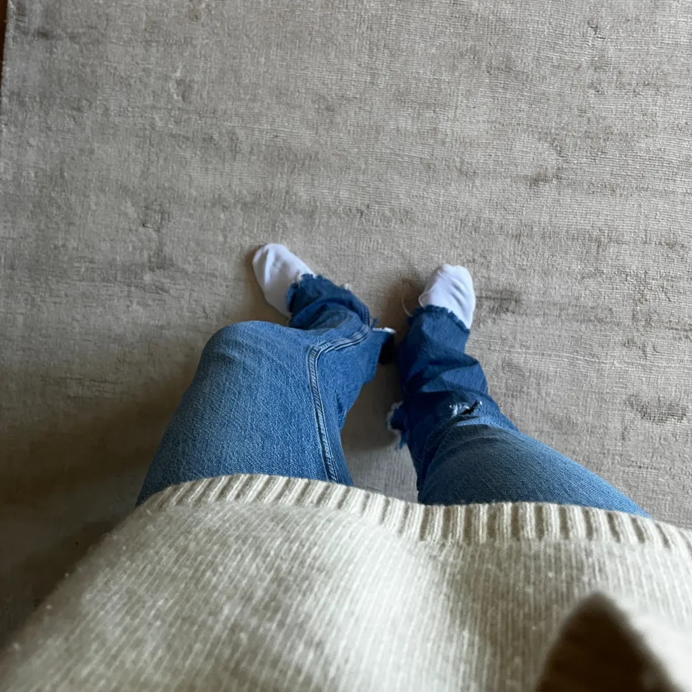 Jättesköna jeans från Zara, sparsamt använda. Säljer då jag inte får tillräcklig med användning av dem! . Jeans & Byxor.