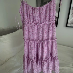 jätte fin klänning ifrån new yorker! - säljer denna fina klänning ifrån nee yorker säljer därav den inte passar min stil längre💗 säljer för 75kr strl: S