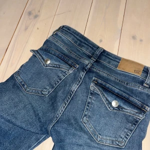 Säljer lager 157 jeans - Säljer fina jeans från lager 157. Jeansen är använda fåtal gånger och har inga tecken på att dom har använts. Säljs för att dom inte riktigt är min stil💘Priset är extremt lågt med tanke på de bra skicket. Nypris 400-: 
