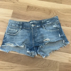 Jeans shorts - Low waist jeans shorts från zara!💕 Säljs inte längre💕 Säljer då dem är för små för mig💕