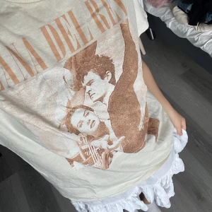 Lana del Rey t-shirt  - Väldigt sällan använd, men fått komplimanger då jag har använt den. Kontakta mig gärna vid frågor 🤍