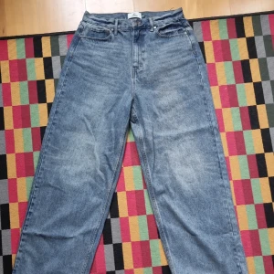 Scuffer Jumbo Blue Pants - Helt oanvända scuffers jeans i en baggy passform och ljusblå färg. Storlek 38 vilket passar som 30/32. Nypris ungefär 1000 SEK. Vid frågor kring passform och mått är det bara att skriva!