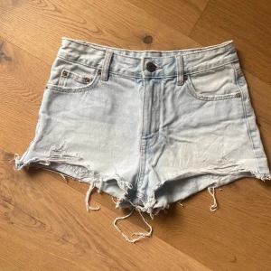 Ljusblåa jeansshorts som inte passar längre😋 - Bra skick med slitningar längst ner