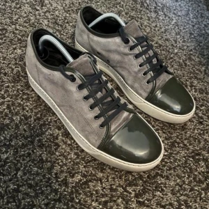 GRÅA LANVIN SIZE 9 - Ett par gråa Lanvins i deras storlek 9 vilket passar 43-44. 