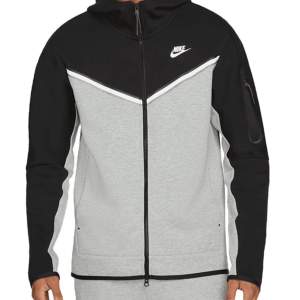 Äkta Nike tech fleece. Dragkedjan har rostat lite men förutom det så är den i ganska bra skick. Köpt för 1200 säljer nu för 800. Kontakta ifall ni vill ha bilder på hur den ser ut på