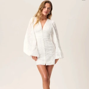 Adoore klänningen som är slutsåld! - Hej! Säljer nu min Adoore klänning som är slutsåld online, den är använd en gång utan fläckar eller några skråmor. Vid snabbaffär kan man få den för 1300kr men vi kan såklart diskutera priset ändå!🥰 Annars är de bud som gäller!