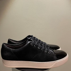 Lanvin skor  - Hej! Säljer nu dessa nästan helt nya lanvin skor. Skorna är i toppskick 10/10. Med skorna medföljer box och dustbag