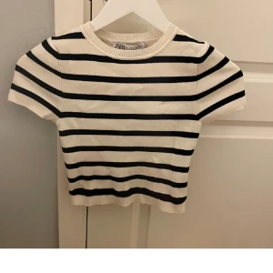Randig zara tröja❤️ - Svart, randig, vit, stickad - tröja från zara. Säljer pågrund av att den är lite för kort för min smak. Ränderna är lite beige/vit aktiga. Den har använts fåtal gånger, ordinarie priset är 279kr, säljer den för 100kr.💗