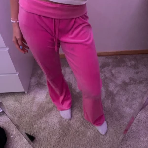 Rosa mjukisbyxor - Jätte sköna velour byxor från gina tricot. Dom är uppsydda i benen och passar mig som är 1,55 men det går att sprätta upp💞 ett litet hål i ena bakfickan som syns på andra bilden💞