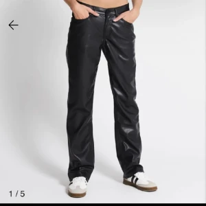 Skinnbyxor  - Säljer dessa super fina skinnbyxor från lager! Endast använda en gång så nyskick!💕