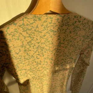 Print topp - Boatneck mesh flower print topp ✨