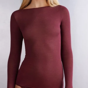 Vinröd intimissimi tröja - Säljer denna tröja från intimissim då den inte kommit till användning på sistone. Har en lös tråd på bröstet men det är inget man lägger märke till. 