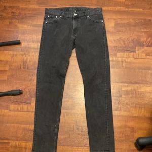 Svarta weekday sunday jeans - Svarta weekday sunday jeans. Knappt använda gott skick. W32 L34. Nypris 600kr. Fråga gärna om mer/andra bilder