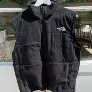The North Face Denali Väst Svart - Hej, säljer en The North Face Väst i svart färg. Använd men i okej skick utan skador. Teddy & Tech material, funktionell & bekväm. Stilsäker och kan användas till allt. Nypris 1800kr. Storlek L men passar M. Pris kan diskuteras. Hör av dig vid intresse! 