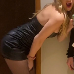 Svart tub klänning  - Svart tubklänning i lädermaterial, Strl S. Köpt från Zara för 500kr använd en gång🖤 Säljer för 300+frakt