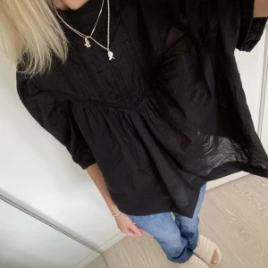 Topp - Såå söt topp med broderade detaljer från Lindex🥰 storlek XL men tycker den sitter snyggt på mig som är en xs/s