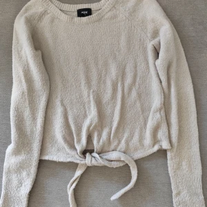 Beige tröja - Använd, men i bra skick. Lite tunnare, passar bra till sommaren och hösten. Hör av er vid frågor! 💛💛