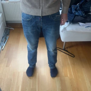 Replay jeans Waitom  - Säljer ett av mina fina par replay jeans storlek 32/32 av modellen waitom vilket motsvarar reglar fit skick 9,75/10 använda någon enstaka gång / priset är prutbart vid en snabbaffär / modellen på bilden är cirka 187cm lång